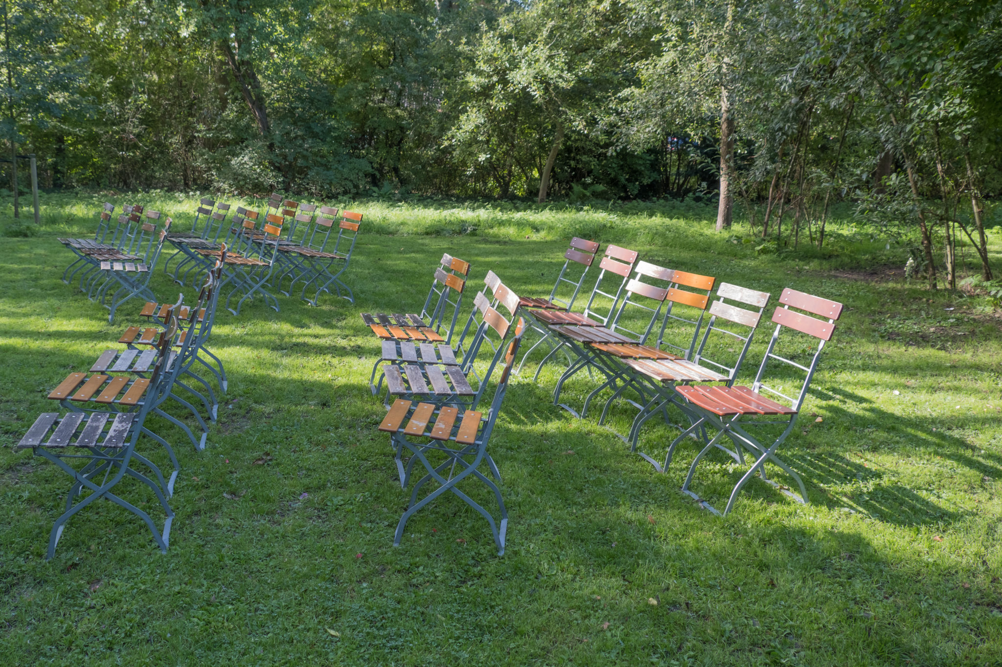 houten-stoeltjes-staan-klaar-voor-openluchtconcert