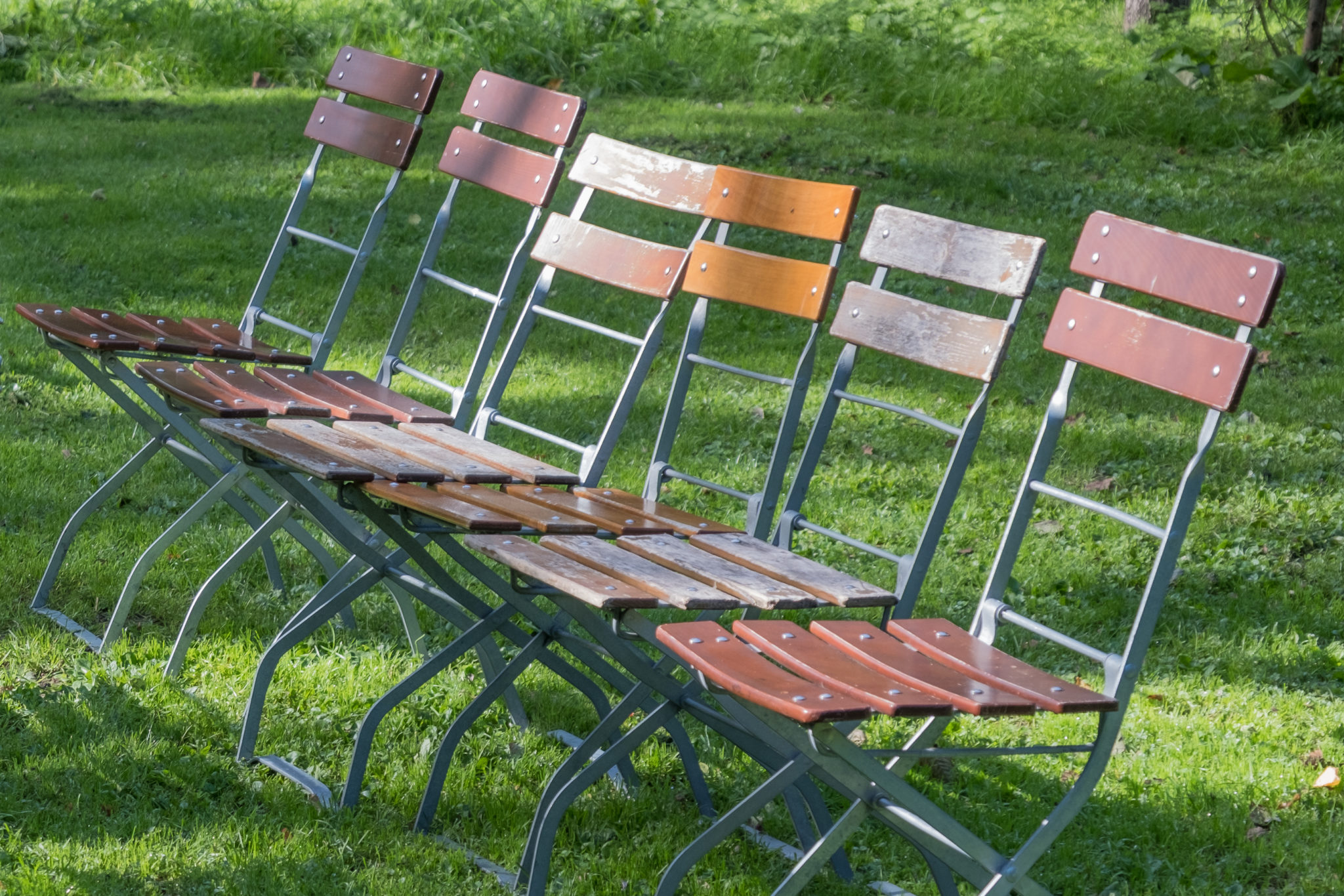 houten-stoeltjes-staan-klaar-voor-openluchtconcer
