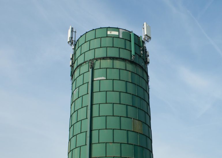 Groene toren bij boerderij