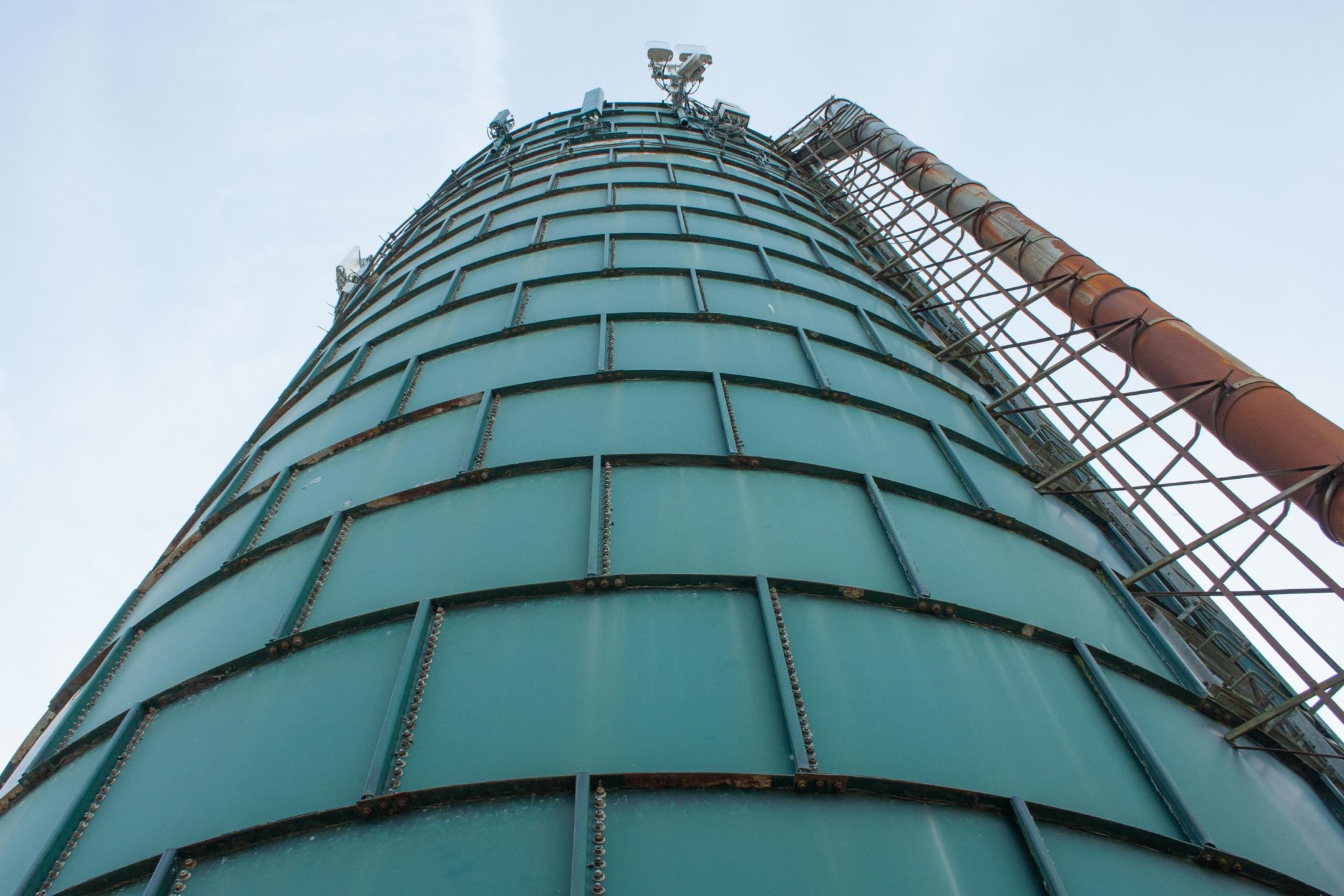 Groene toren of silo in de buurt van Bleiswijk