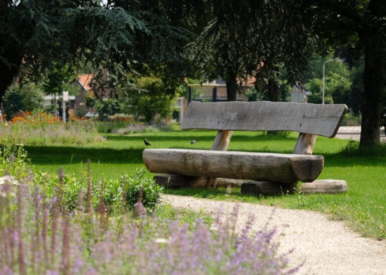 Robuuste parkbank van eigen hout in gemeente Doetinchem