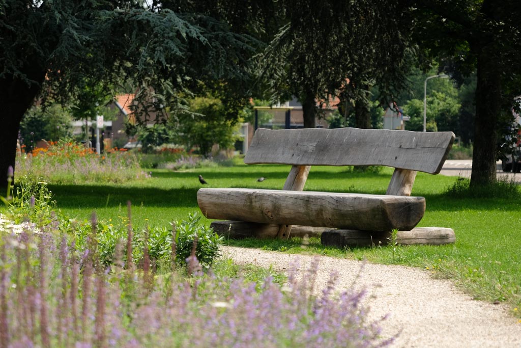 Robuuste parkbank van eigen hout in gemeente Doetinchem